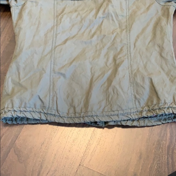 Light weight windbreaker jacket. - Picture 3 of 3